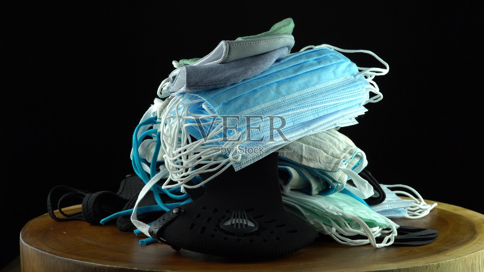 灰尘污染和可重复使用的外科防护口罩。购物和口罩的入口概念。2019冠状病毒病的流行和新常态以及法律强制的惩罚概念。照片摄影图片