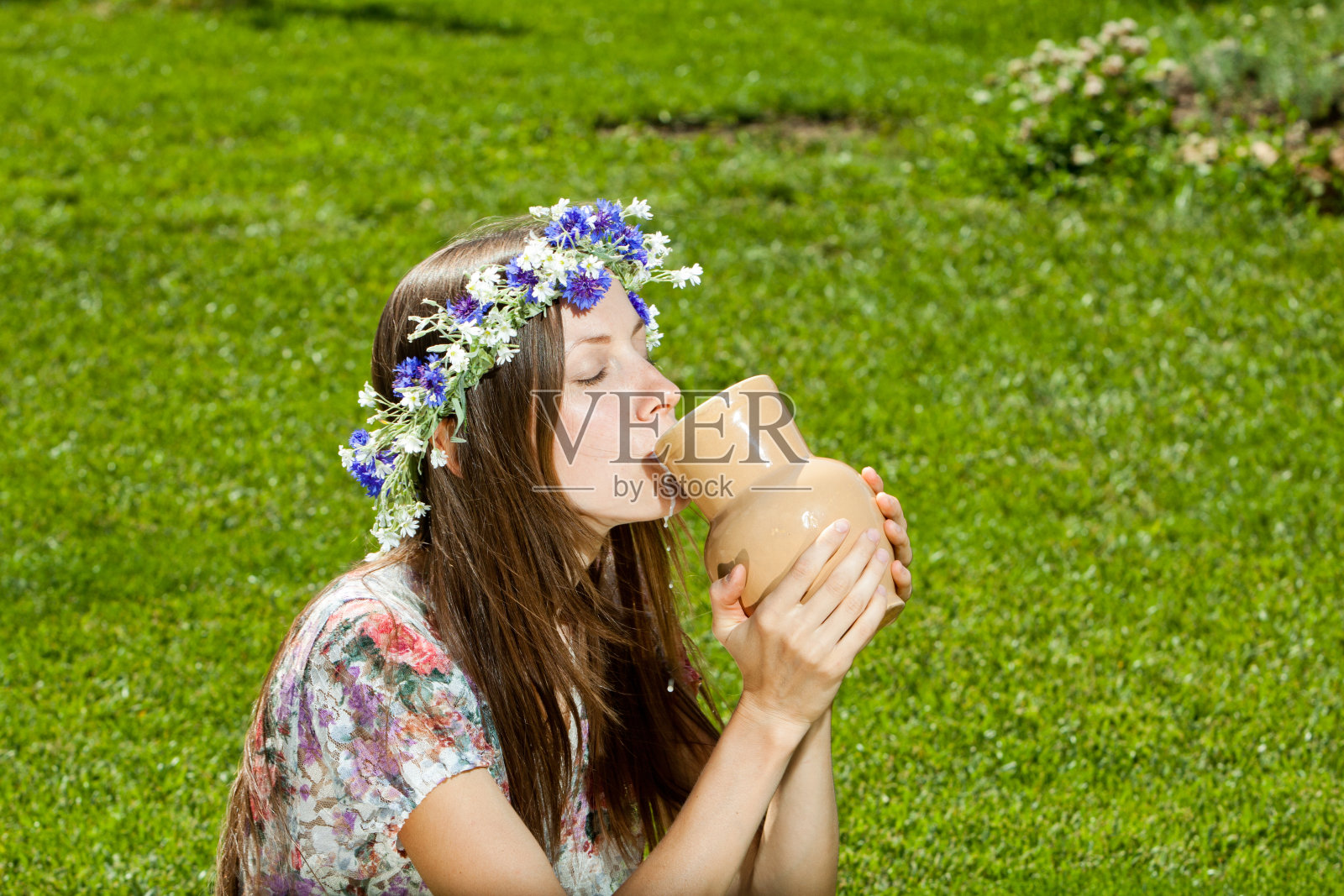 年轻漂亮的女人喝着罐子里的牛奶照片摄影图片