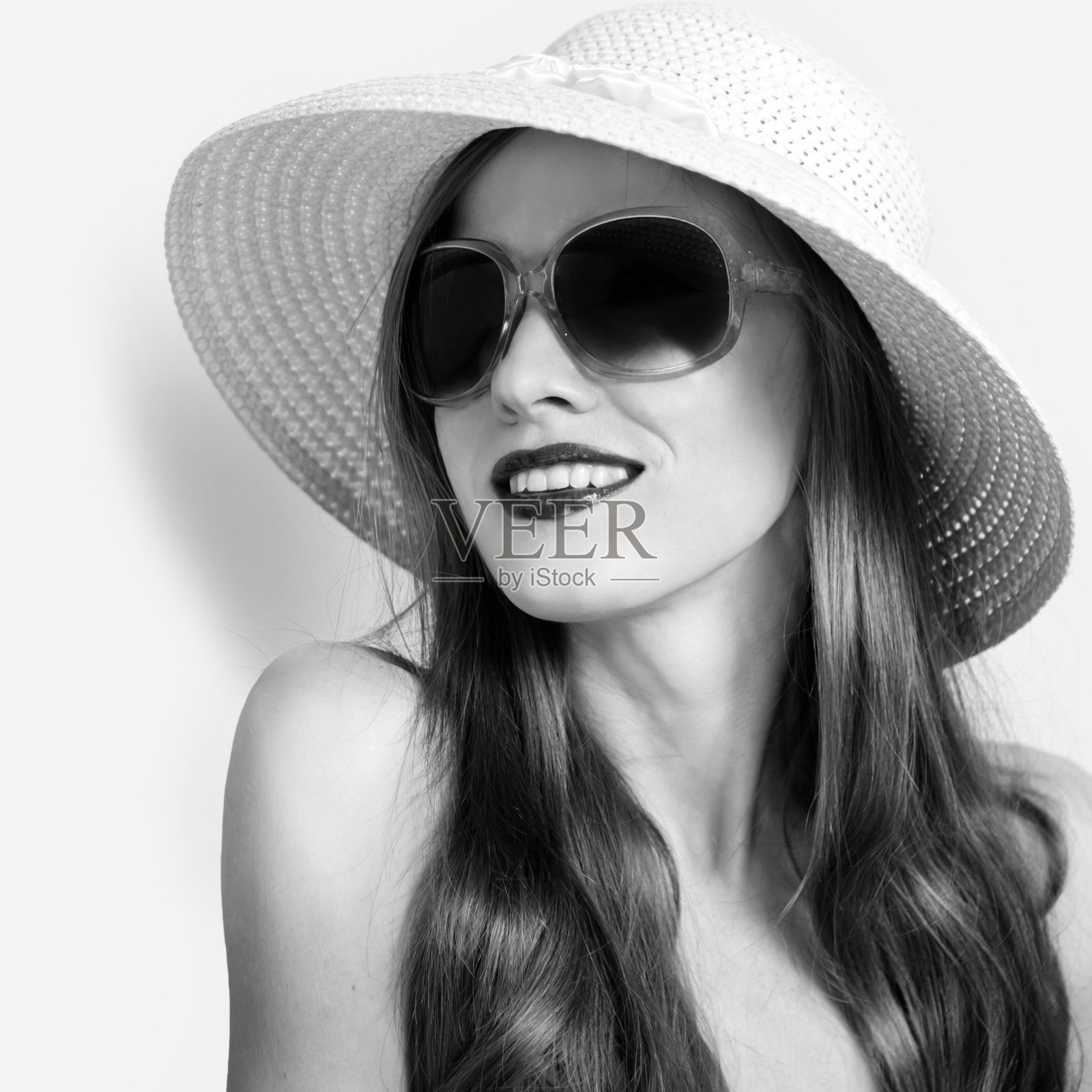 戴着帽子和太阳镜的漂亮女人照片摄影图片