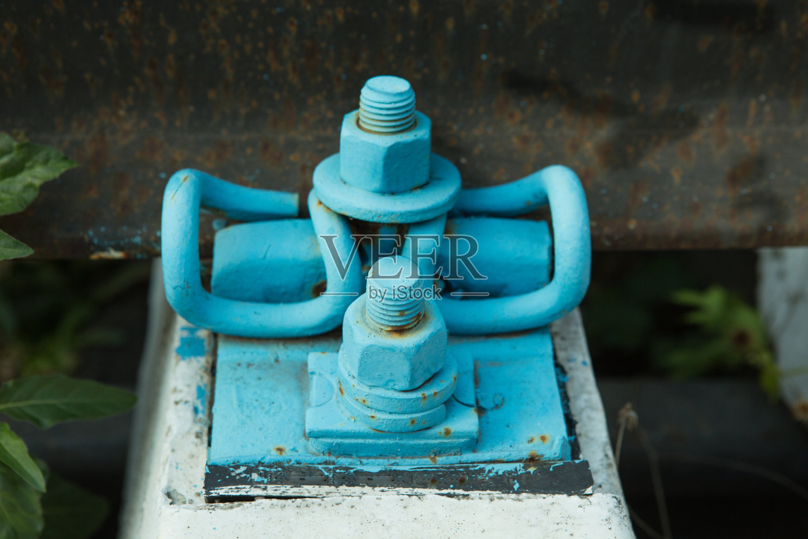 铁路设备。固定铁路轨道的组件。照片摄影图片