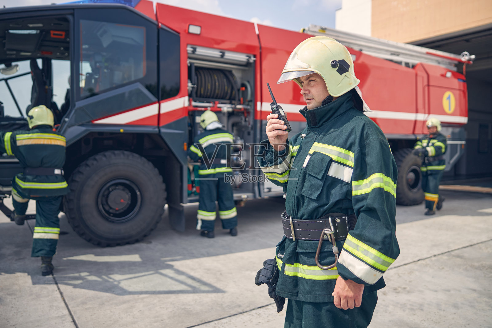 手里拿着无线电的帅哥照片摄影图片