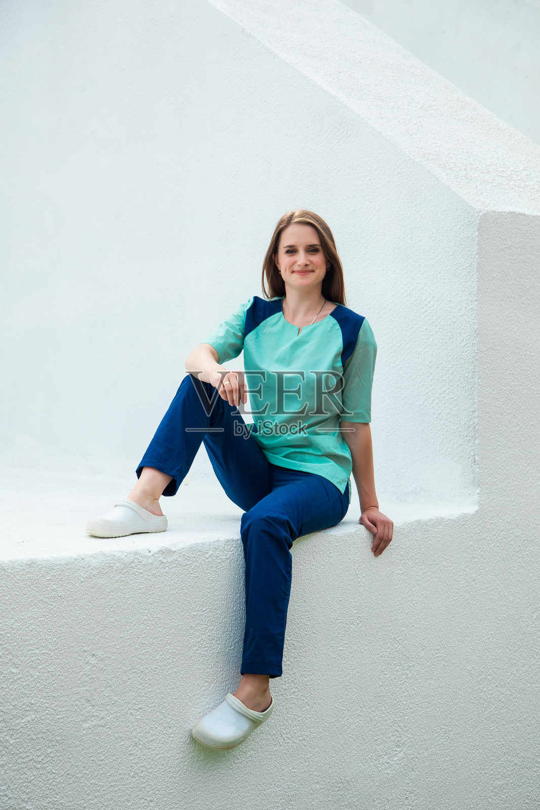 身穿蓝色手术服的一所护理学校的医科学生。年轻traumatologist医生。照片摄影图片