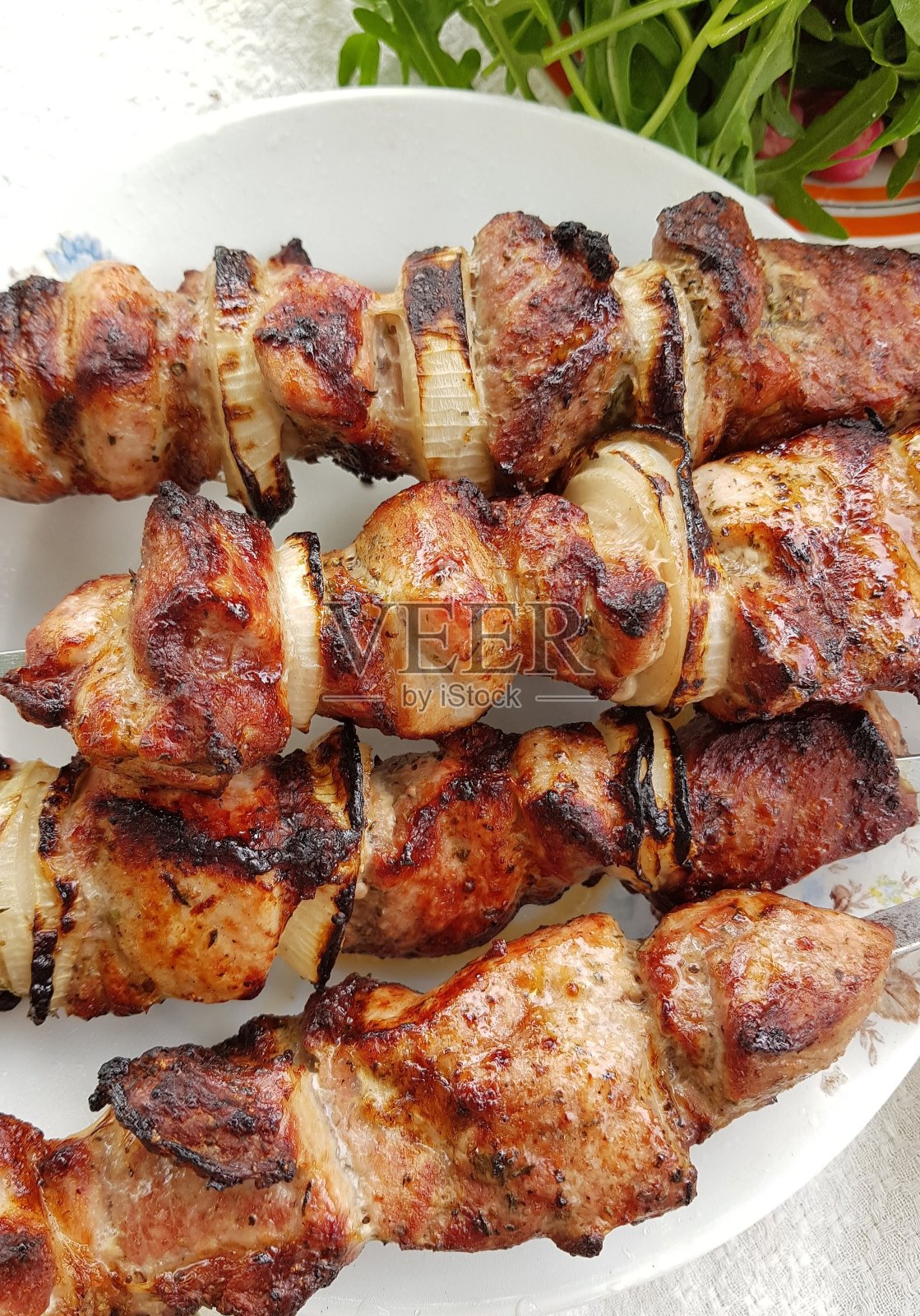 烤肉串上的烤肉。猪肉羊肉串。照片摄影图片