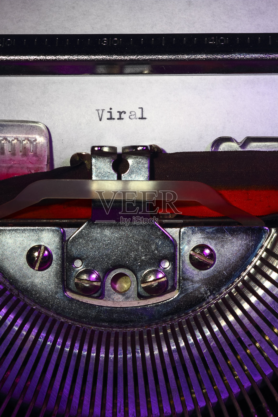 带有病毒这个词的老式打字机照片摄影图片