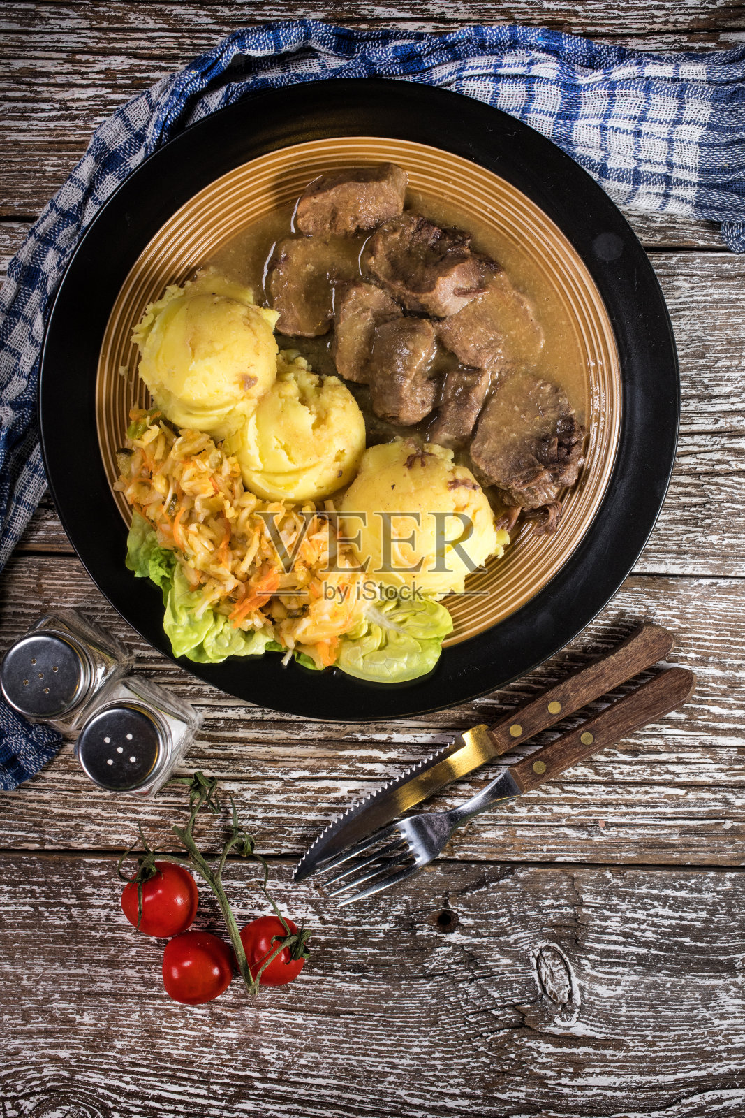 辣根汁炖猪舌。照片摄影图片