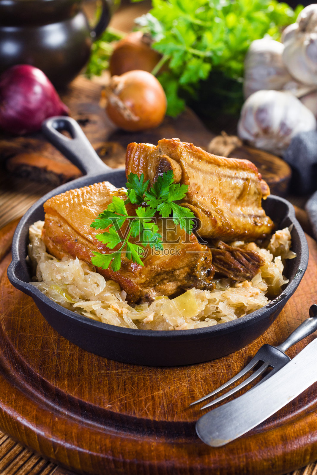 传统的用泡菜烤排骨。照片摄影图片