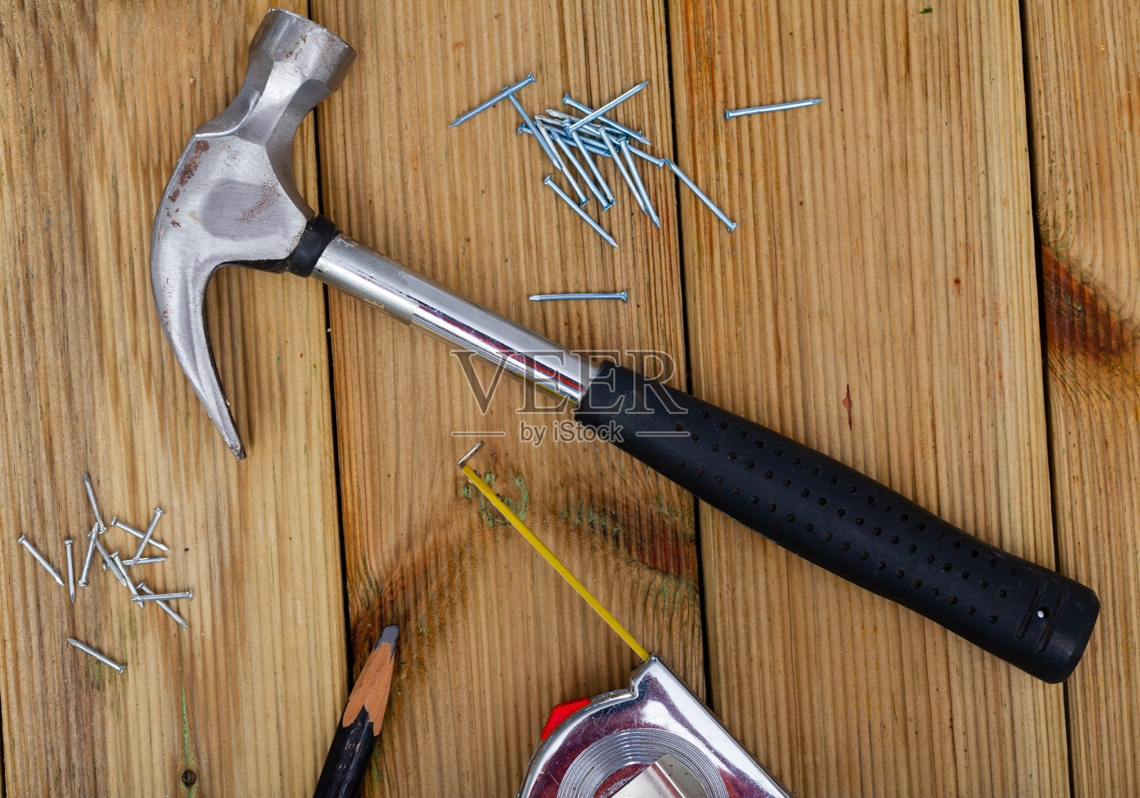木桌上建筑用的手锤照片摄影图片