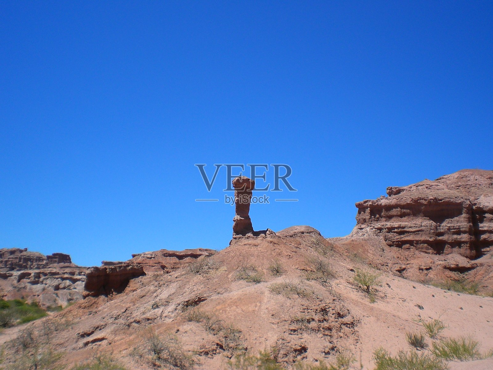 在卡法亚特附近的奎布拉达德拉斯孔查斯的侵蚀山脉景观照片摄影图片