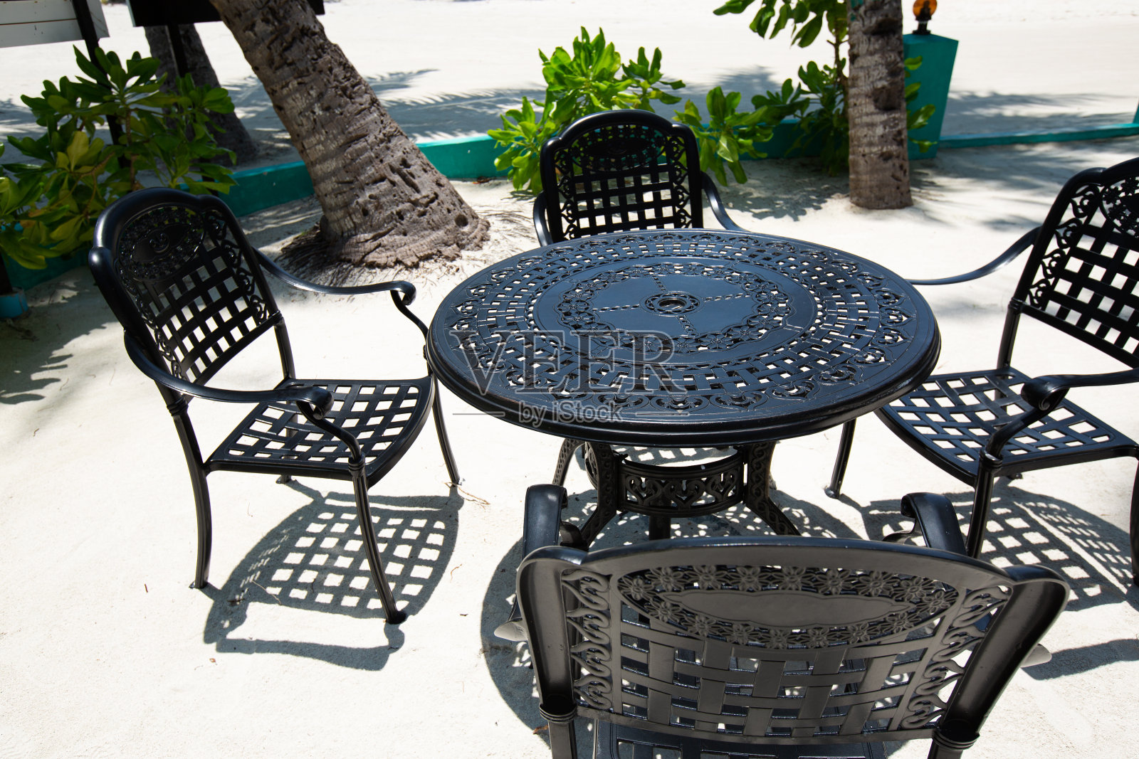 户外咖啡馆与黑色金属桌子和椅子在热带岛屿照片摄影图片