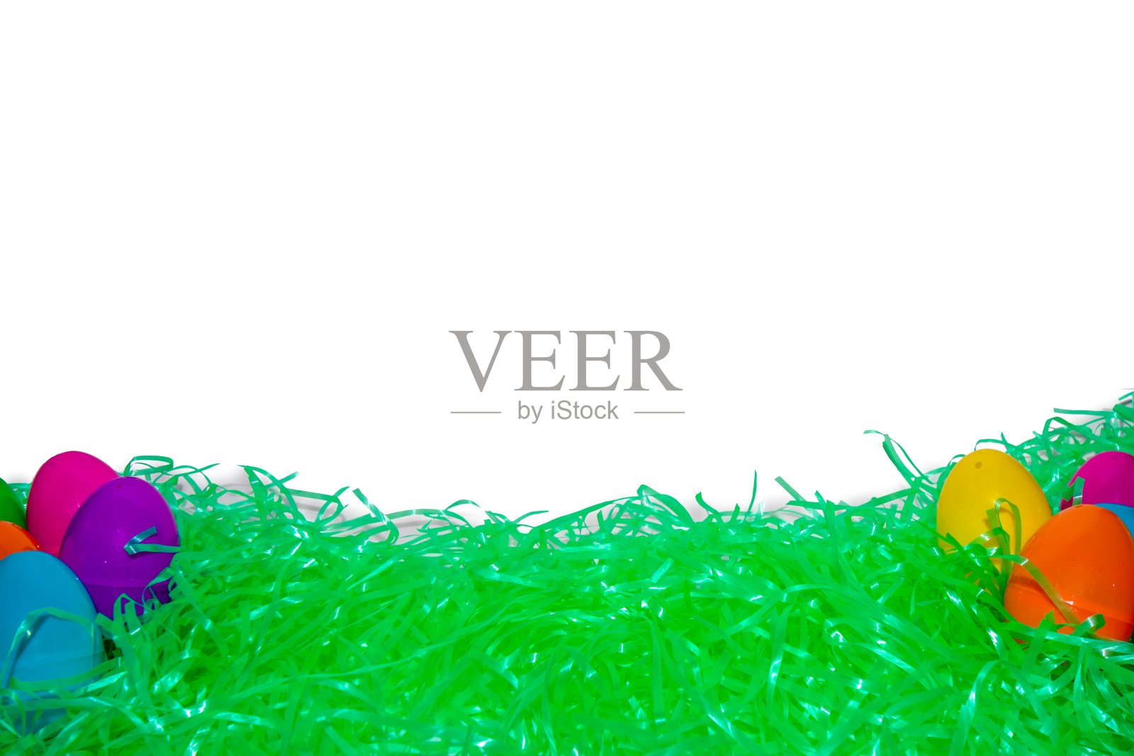复活节草和彩色蛋与一个纯白色的背景背后照片摄影图片