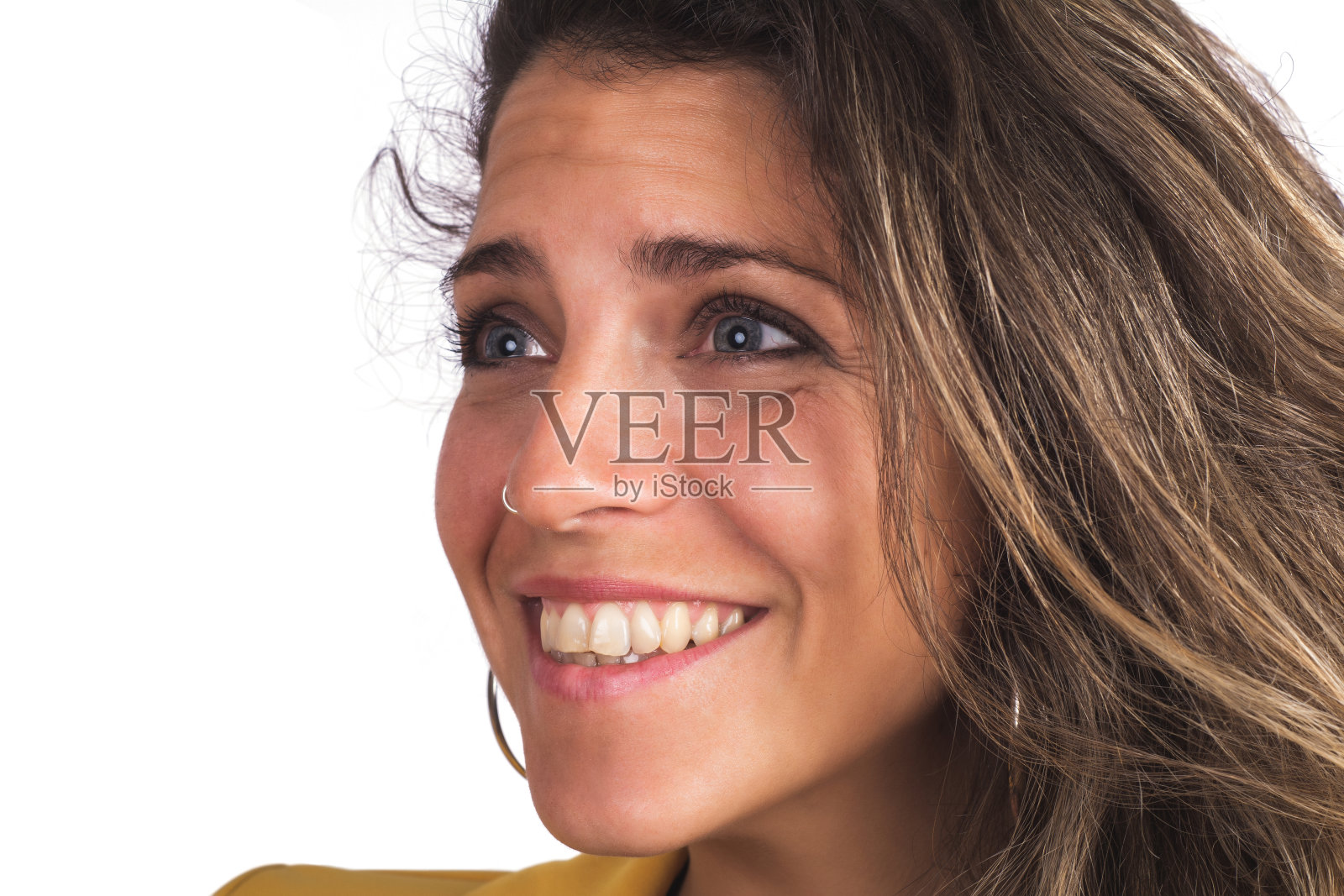 年轻女子微笑着看着镜头。照片摄影图片