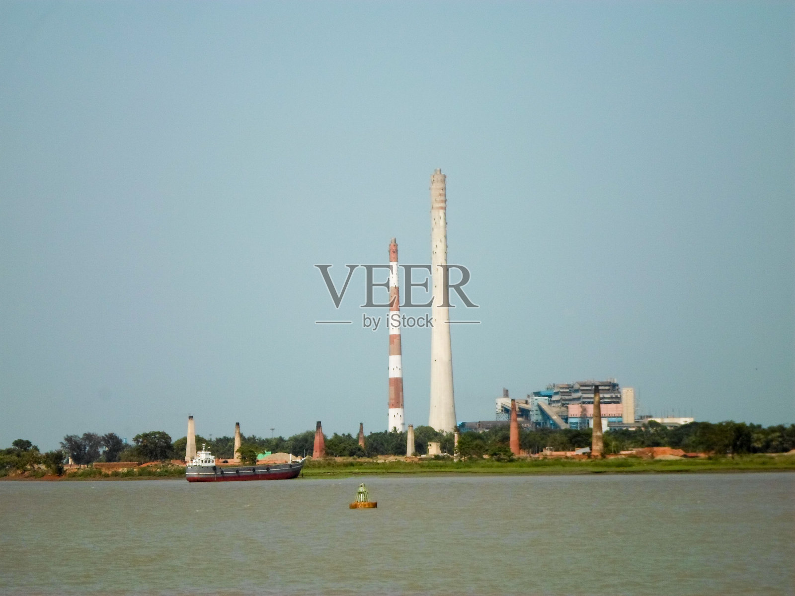 滨江工业园区。恒河河畔工业区。恒河工厂。滨江工业村庄城市景观。加尔各答，印度，南亚和太平洋地区照片摄影图片