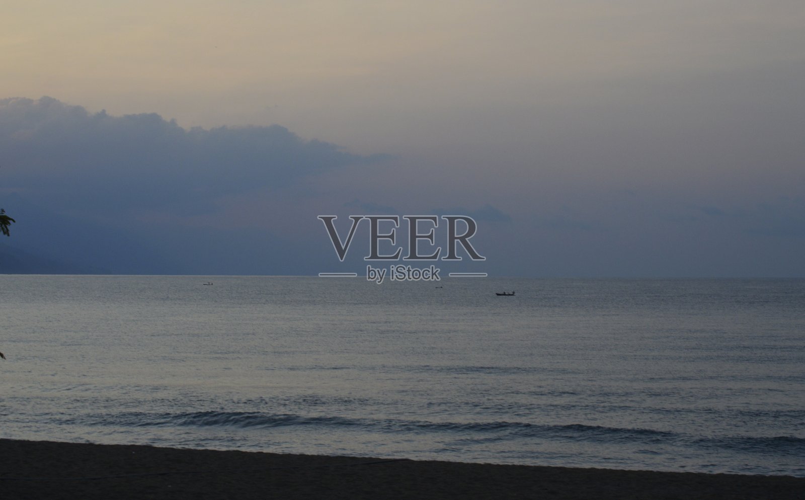 在湖边泛舟照片摄影图片