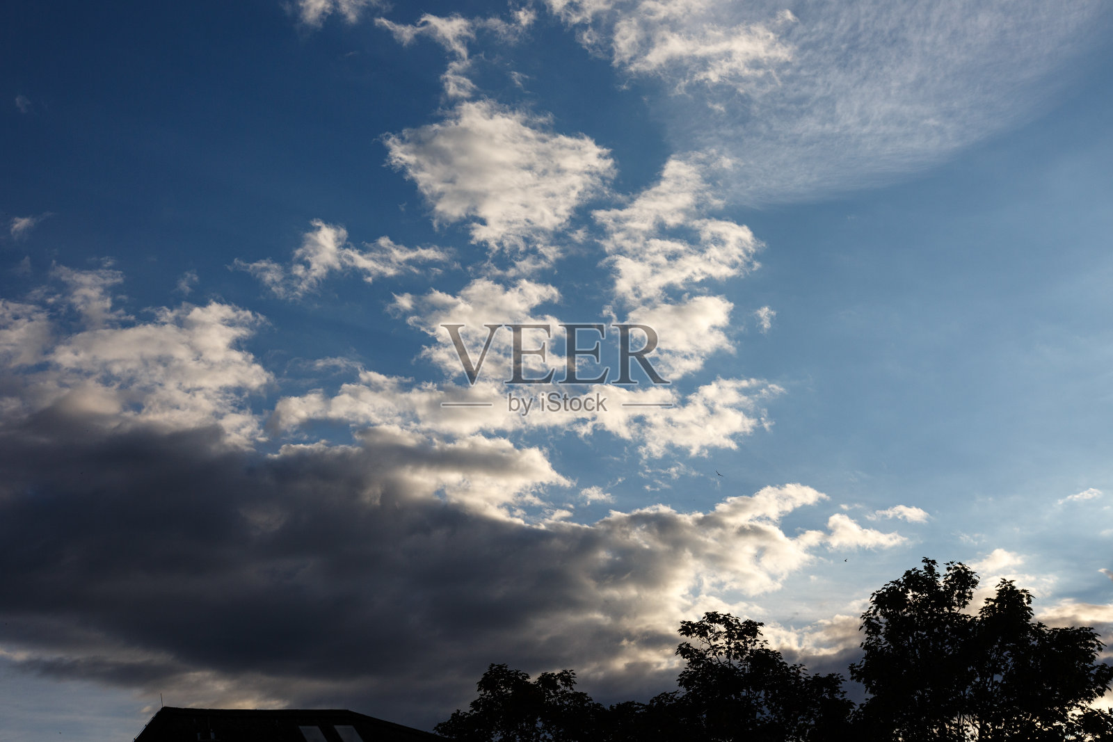 日落时戏剧性的天空和云彩照片摄影图片