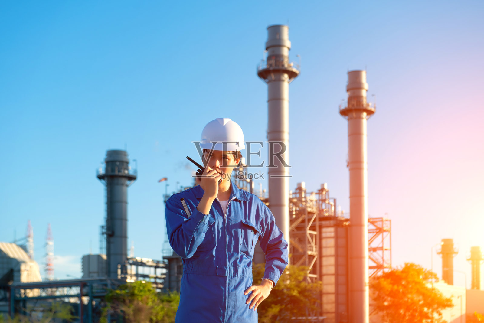 工程师在工业炼油厂检查。4.0产业的概念。背景模糊的概念。照片摄影图片