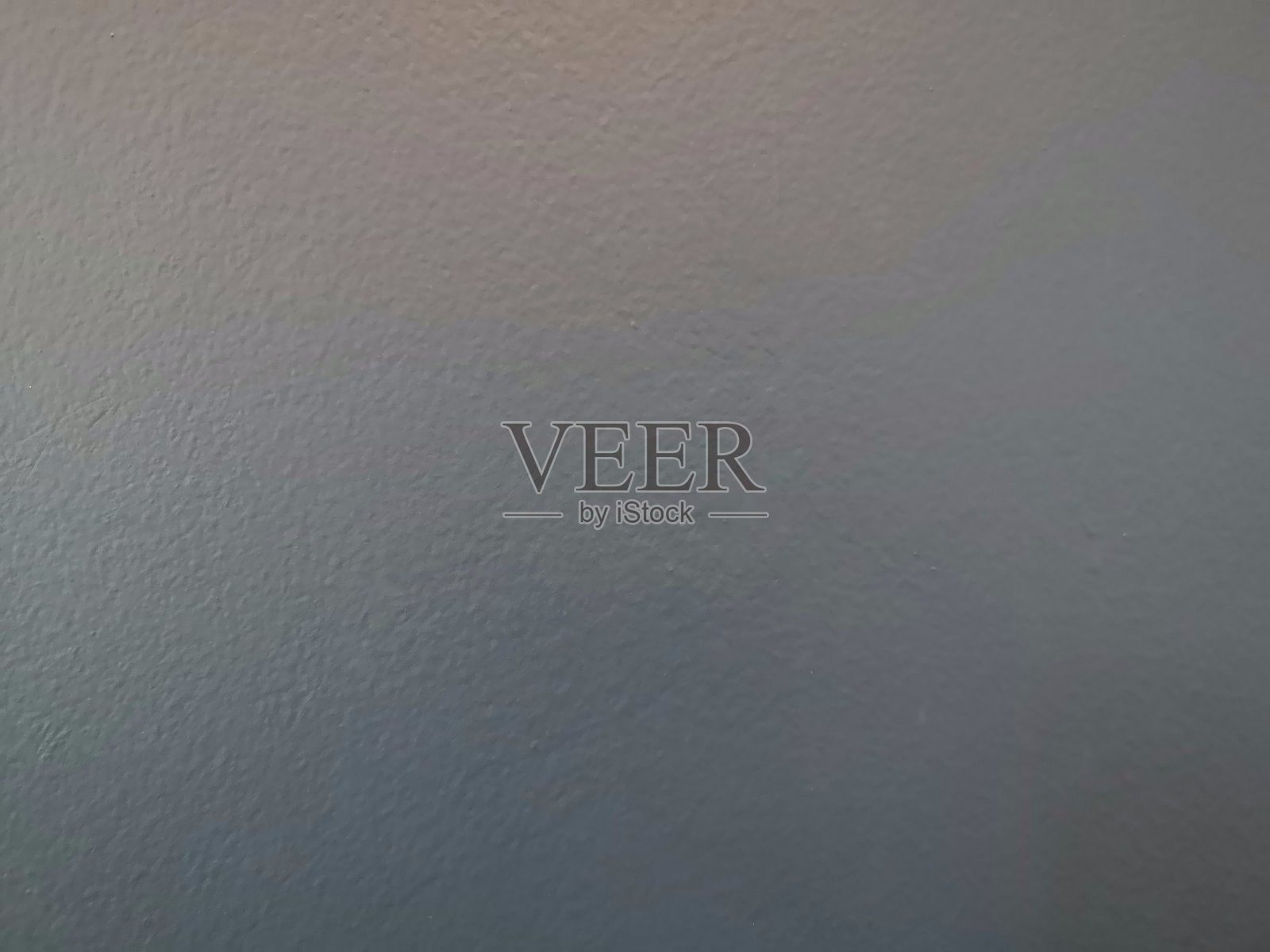 蓝色的墙被照亮了。照片摄影图片