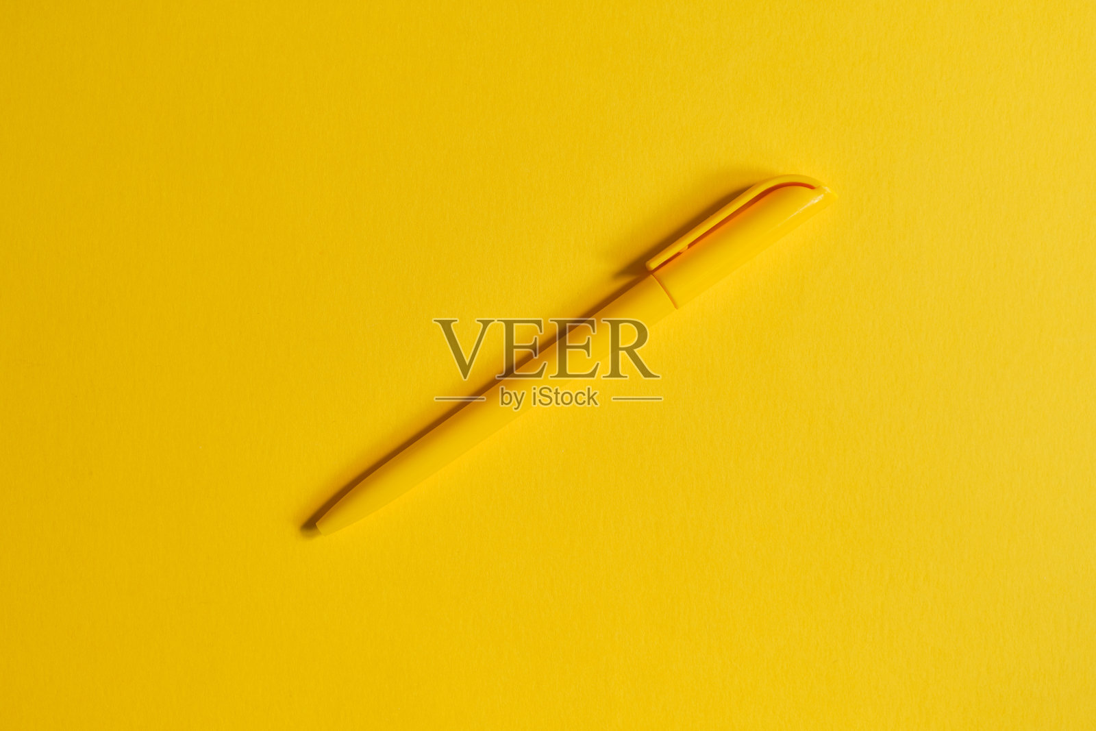 黄色的笔在黄色的纸上。前视图。照片摄影图片