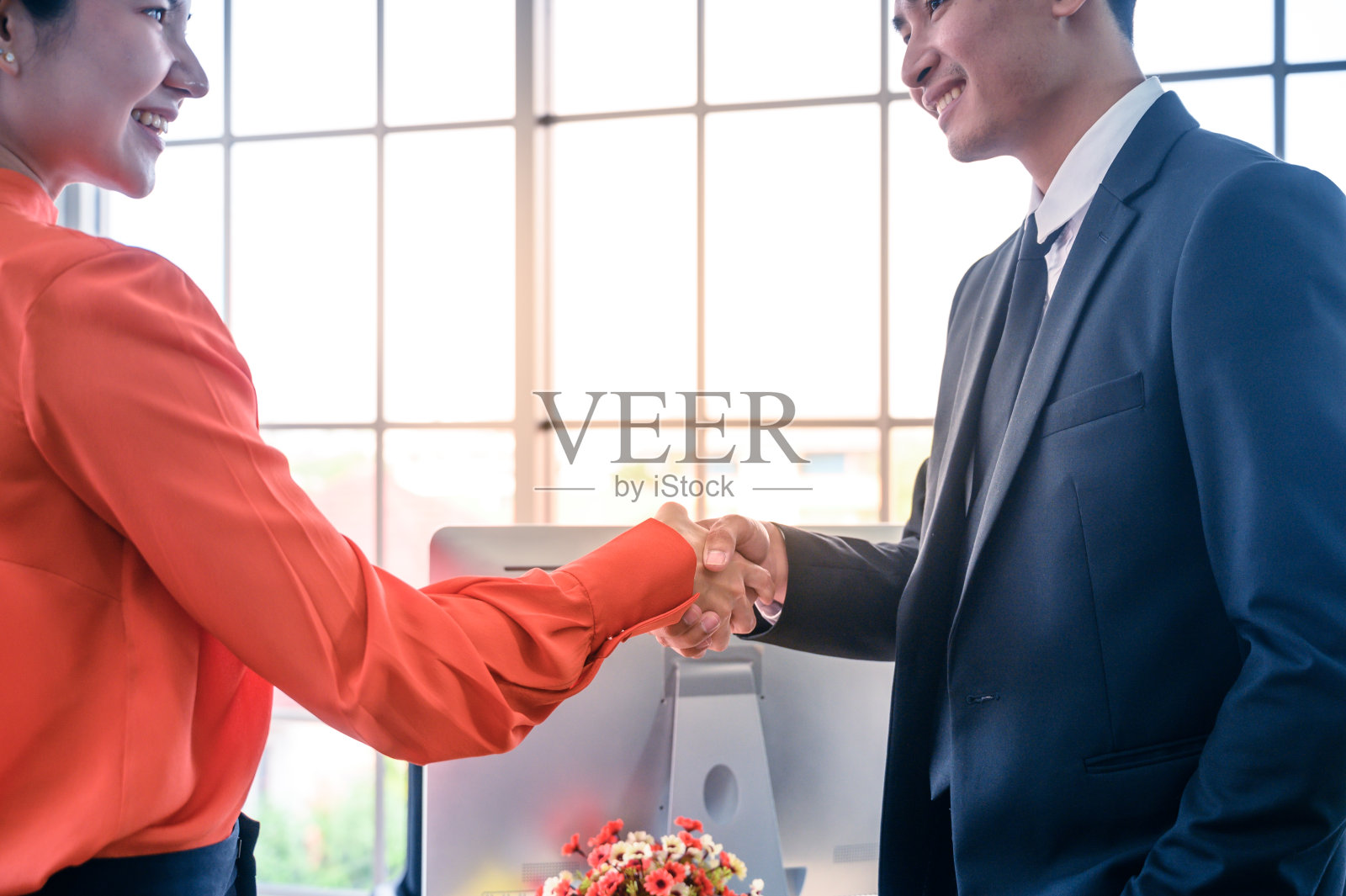 两个商业伙伴握手。照片摄影图片