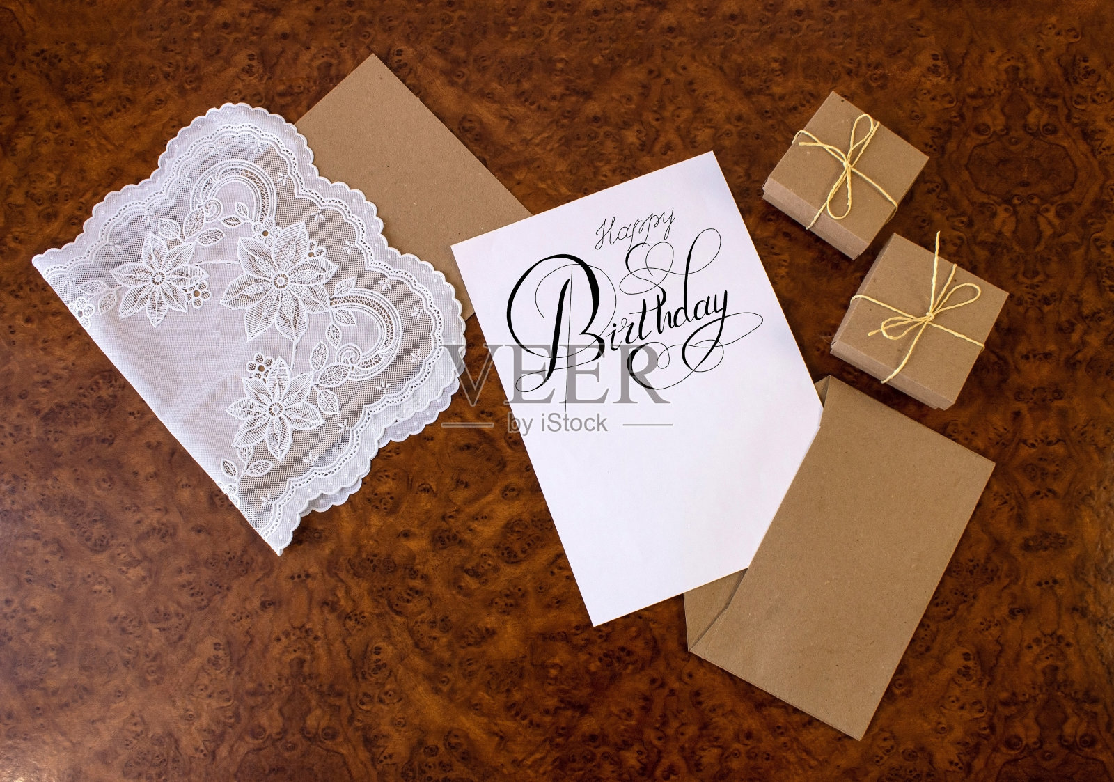 明信片或互联网横幅上写着生日祝福，上面写着“生日快乐”照片摄影图片