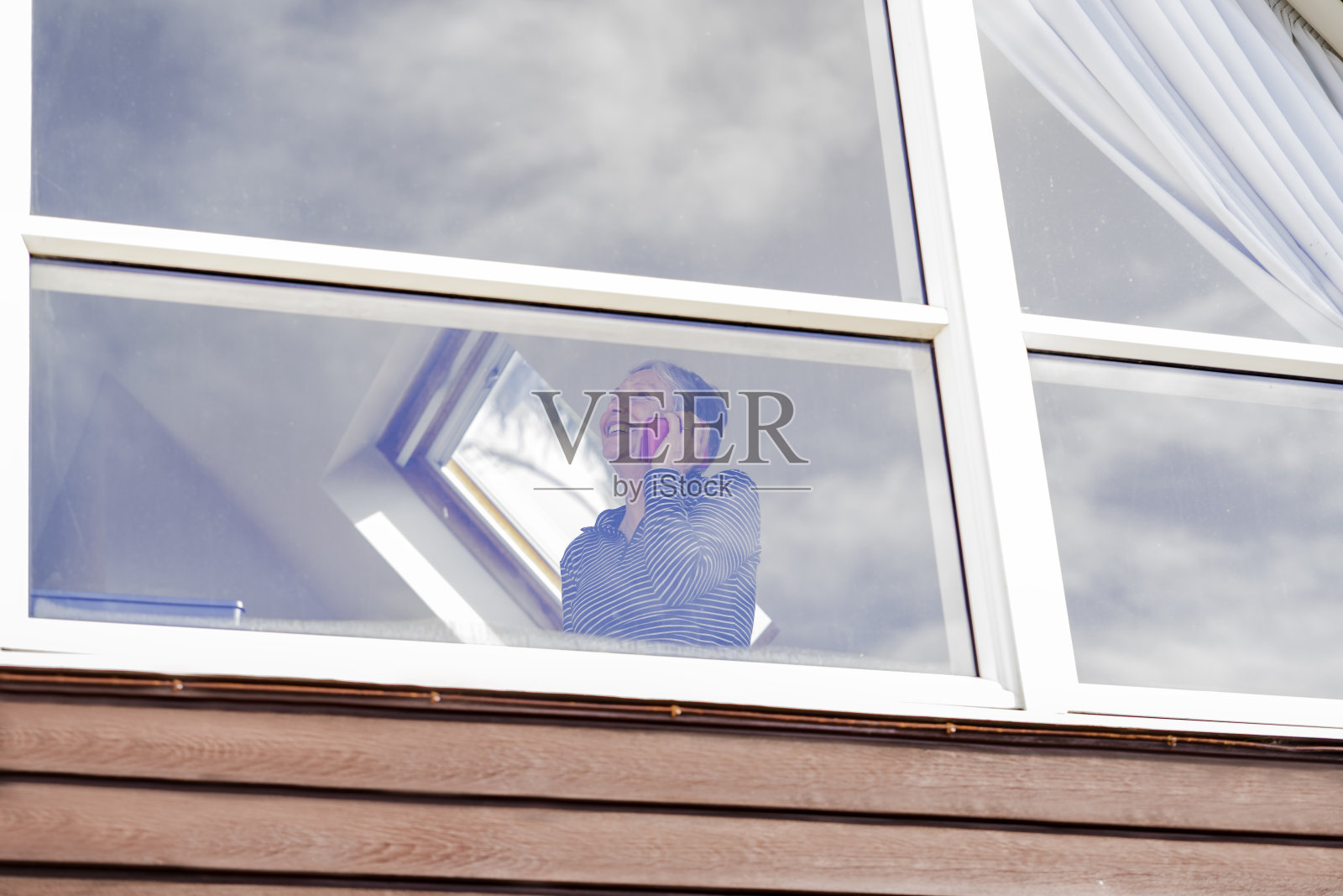 户外：快乐的老年妇女正在打电话照片摄影图片