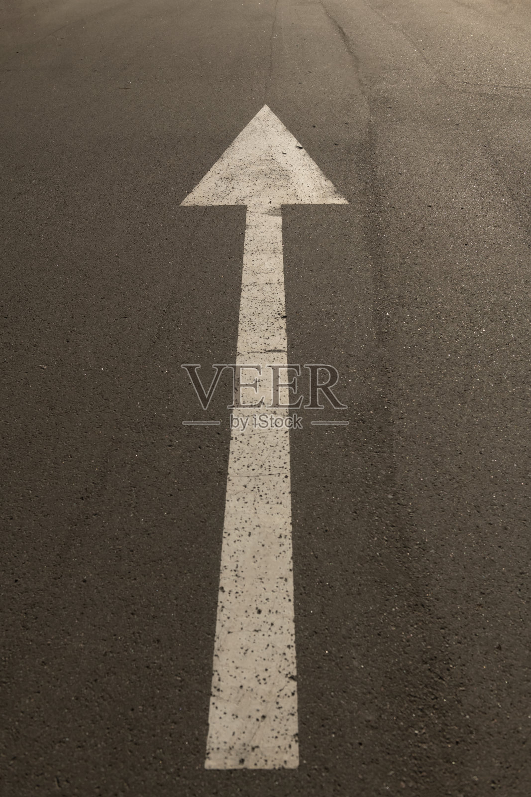 沥青上的标记。照片摄影图片