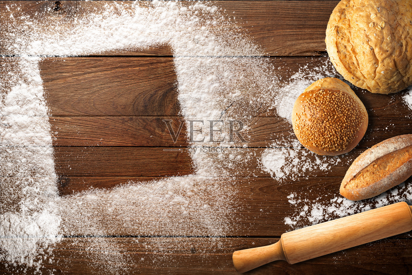 用面粉和自制面包做成的白色框架。照片摄影图片