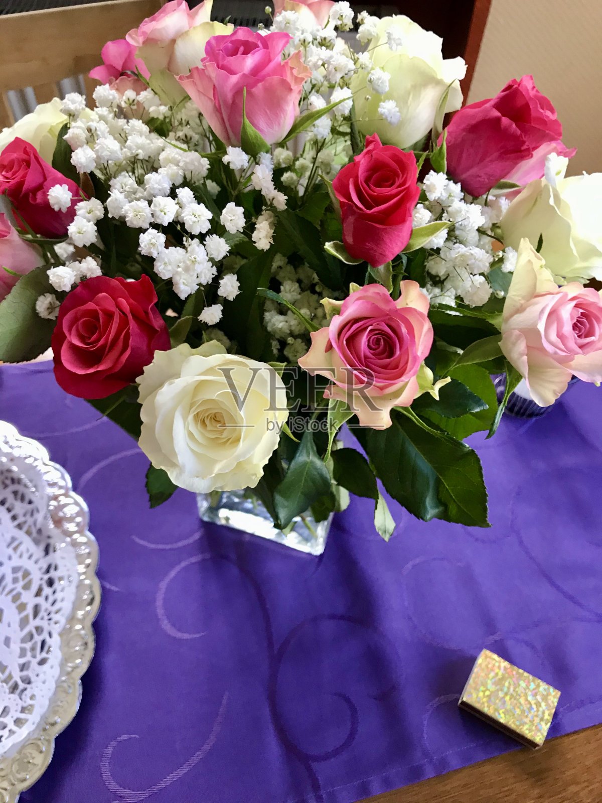 美丽的节日花束，一束新鲜的粉红色和白色的玫瑰，在家里庆祝一个生日或周年纪念日的快乐场合照片摄影图片