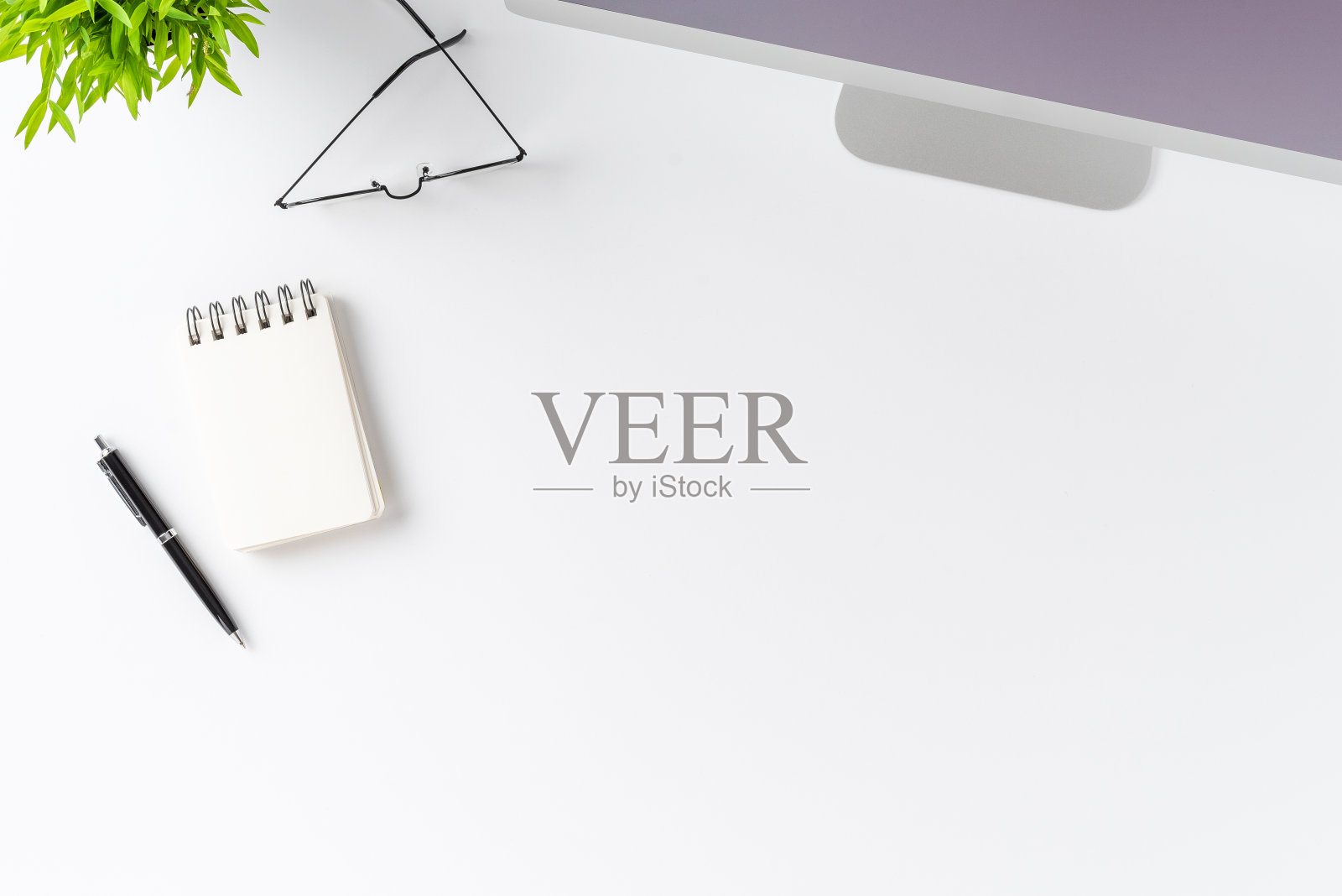 现代电脑显示器和小花在白色背景与拷贝空间。俯视图照片摄影图片