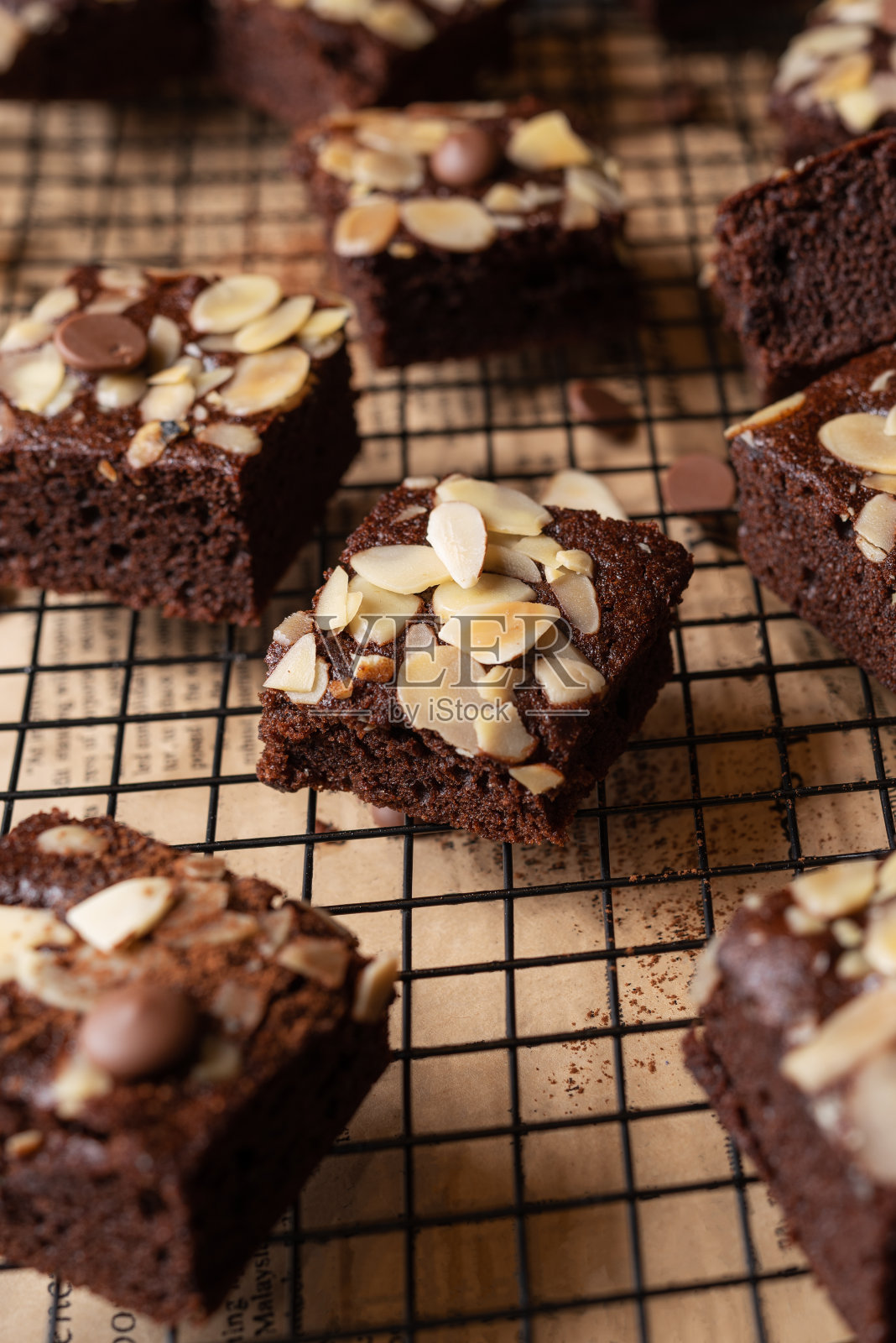 很多自制的巧克力布朗尼放在黑钢烤架上照片摄影图片