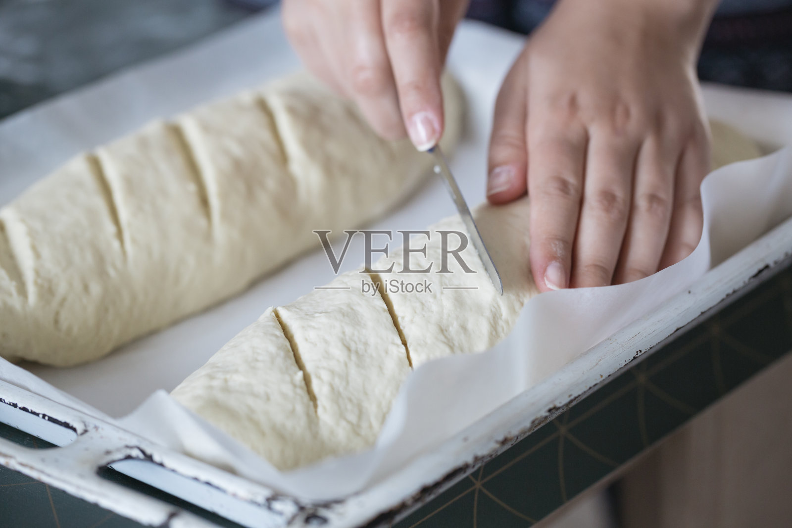 做新鲜的自制面包。照片摄影图片