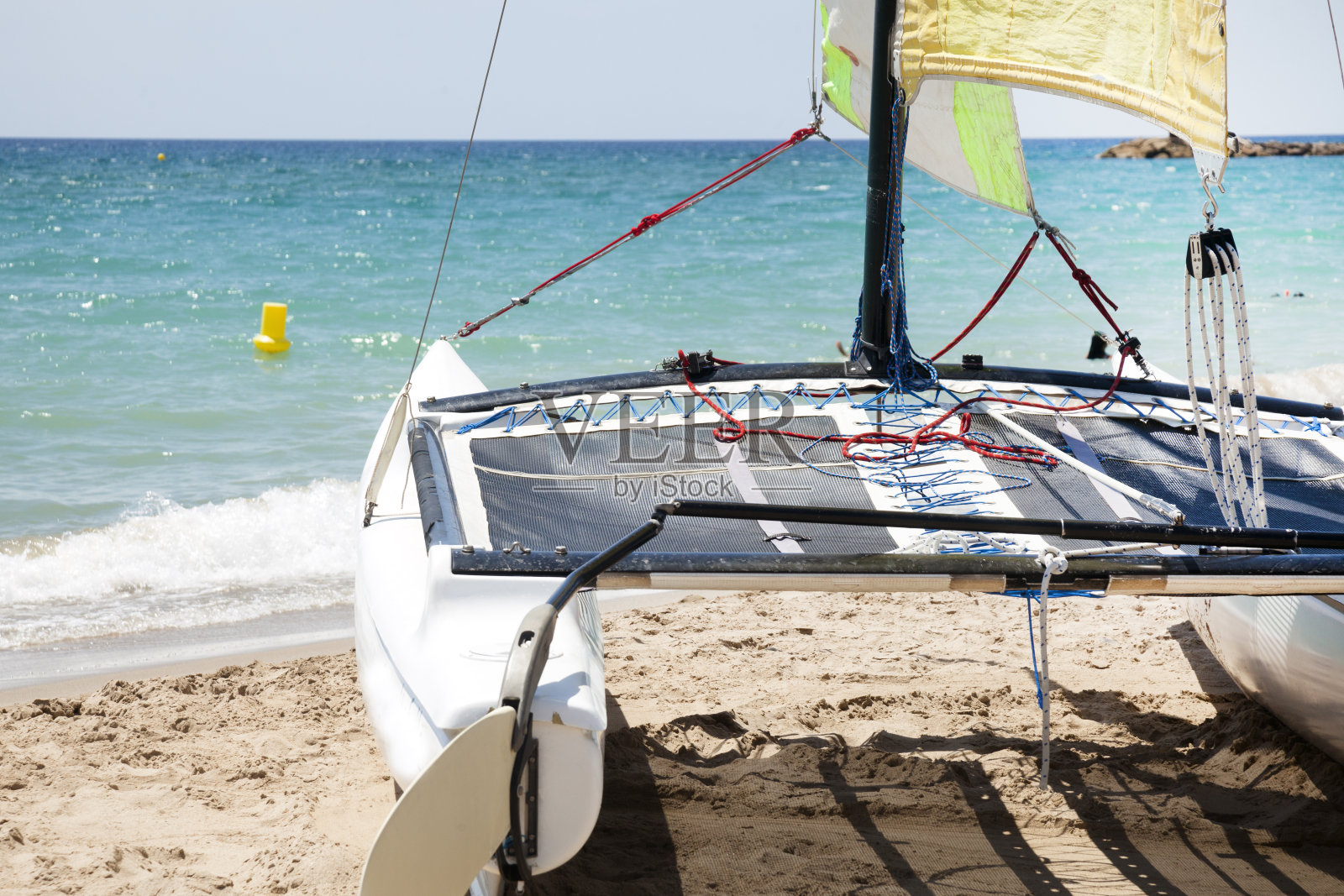 海滩上的双体船照片摄影图片