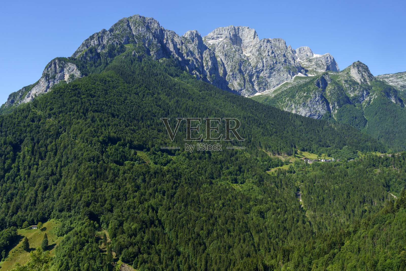 沿公路到Vivione隘口的山景照片摄影图片