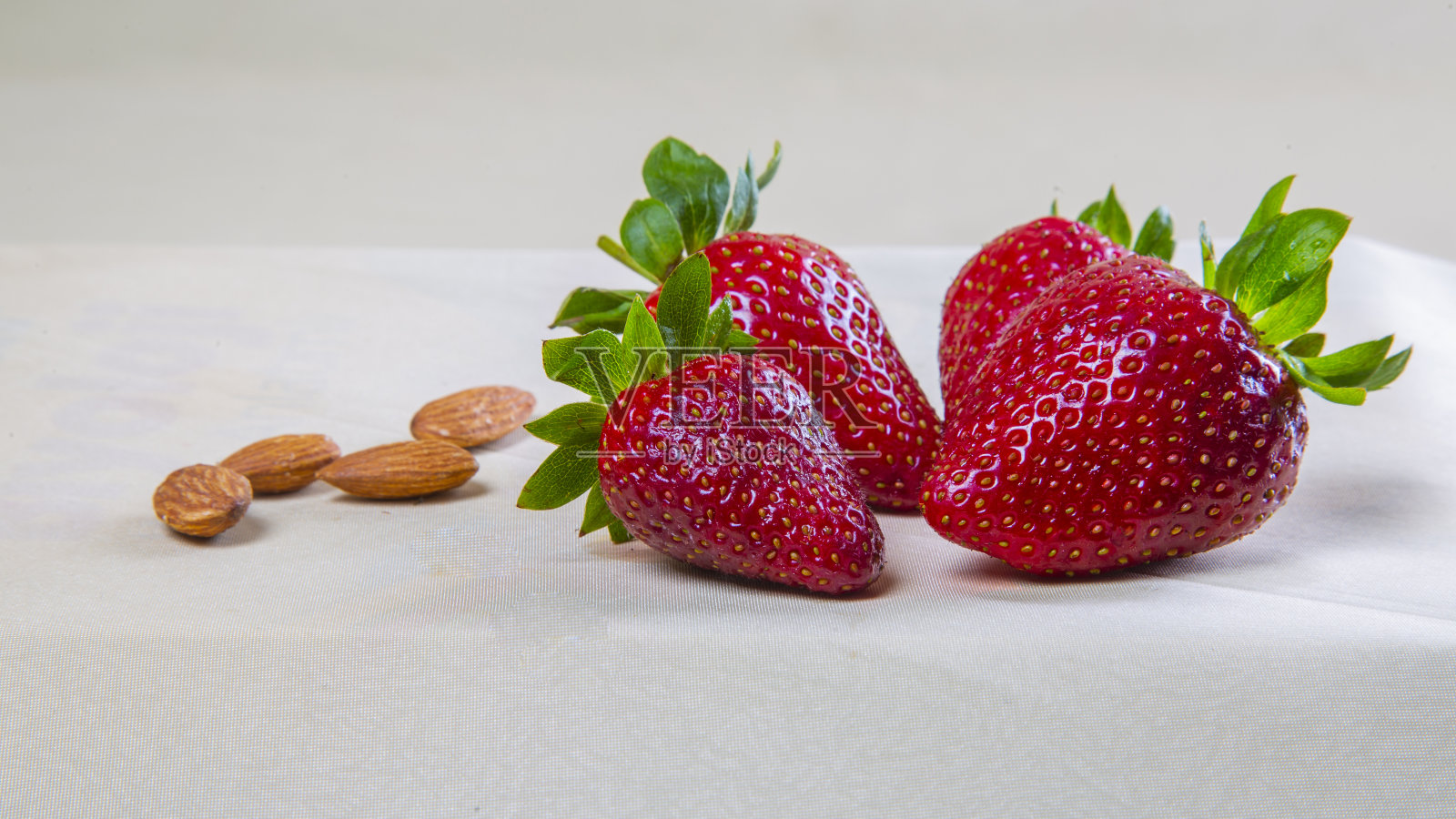 新鲜草莓和杏仁照片摄影图片