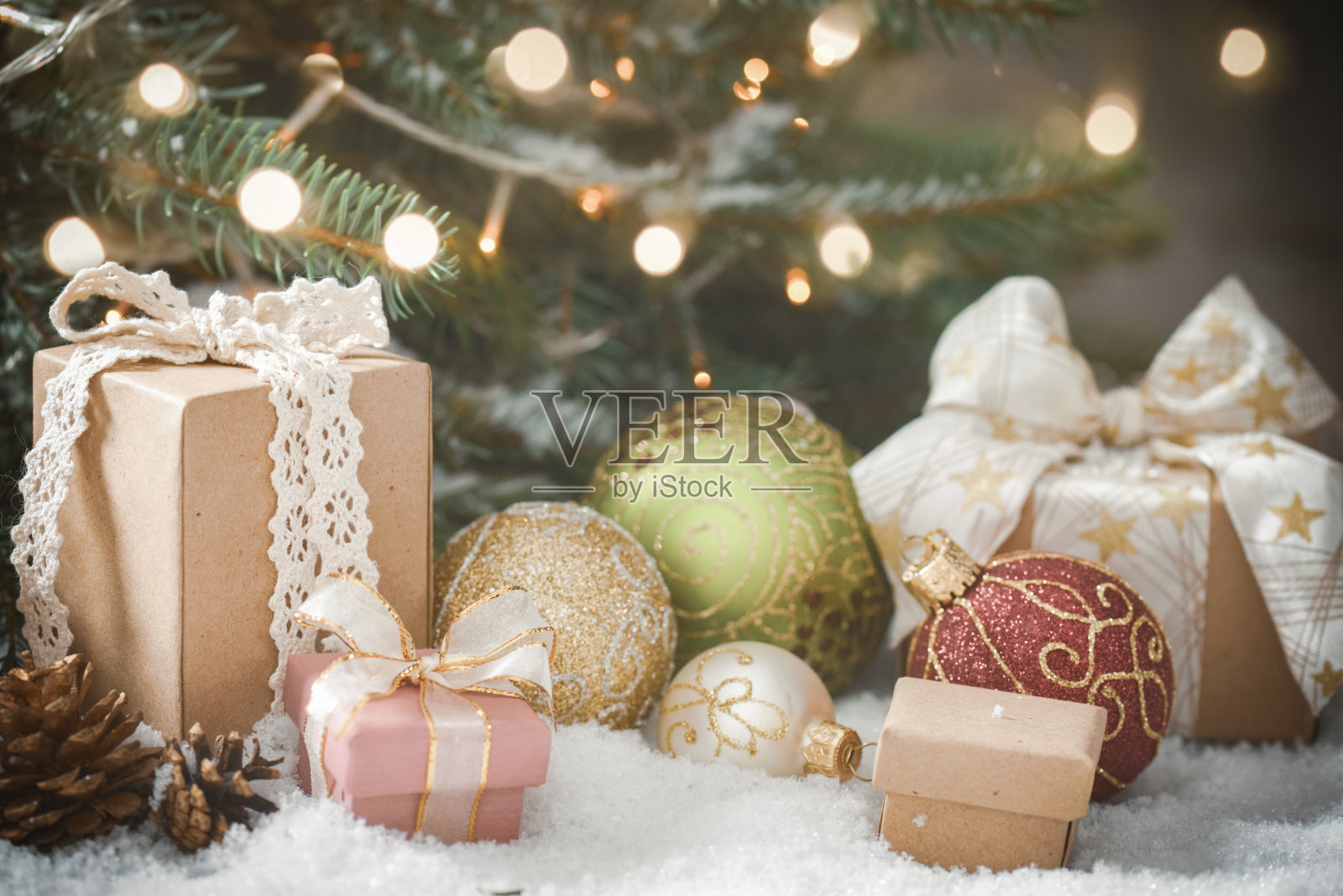 圣诞树和圣诞装饰品照片摄影图片