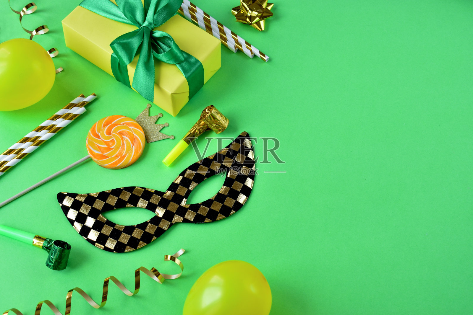 严禁使用带有节日礼盒和绿纸装饰的面具。照片摄影图片