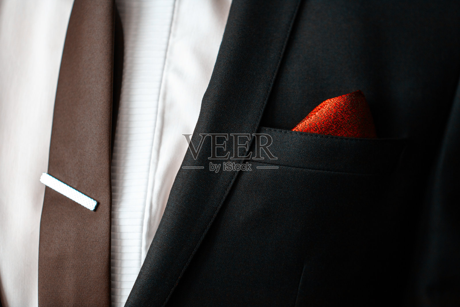 男士口袋方巾收起来。男性婚装特写。这是一个特别的日子。蓝色西装男士套装领带特写。 男士口袋方巾收起来。男性婚装特写。这是一个特别的日子。蓝色西装男士套装领带特写。照片摄影图片