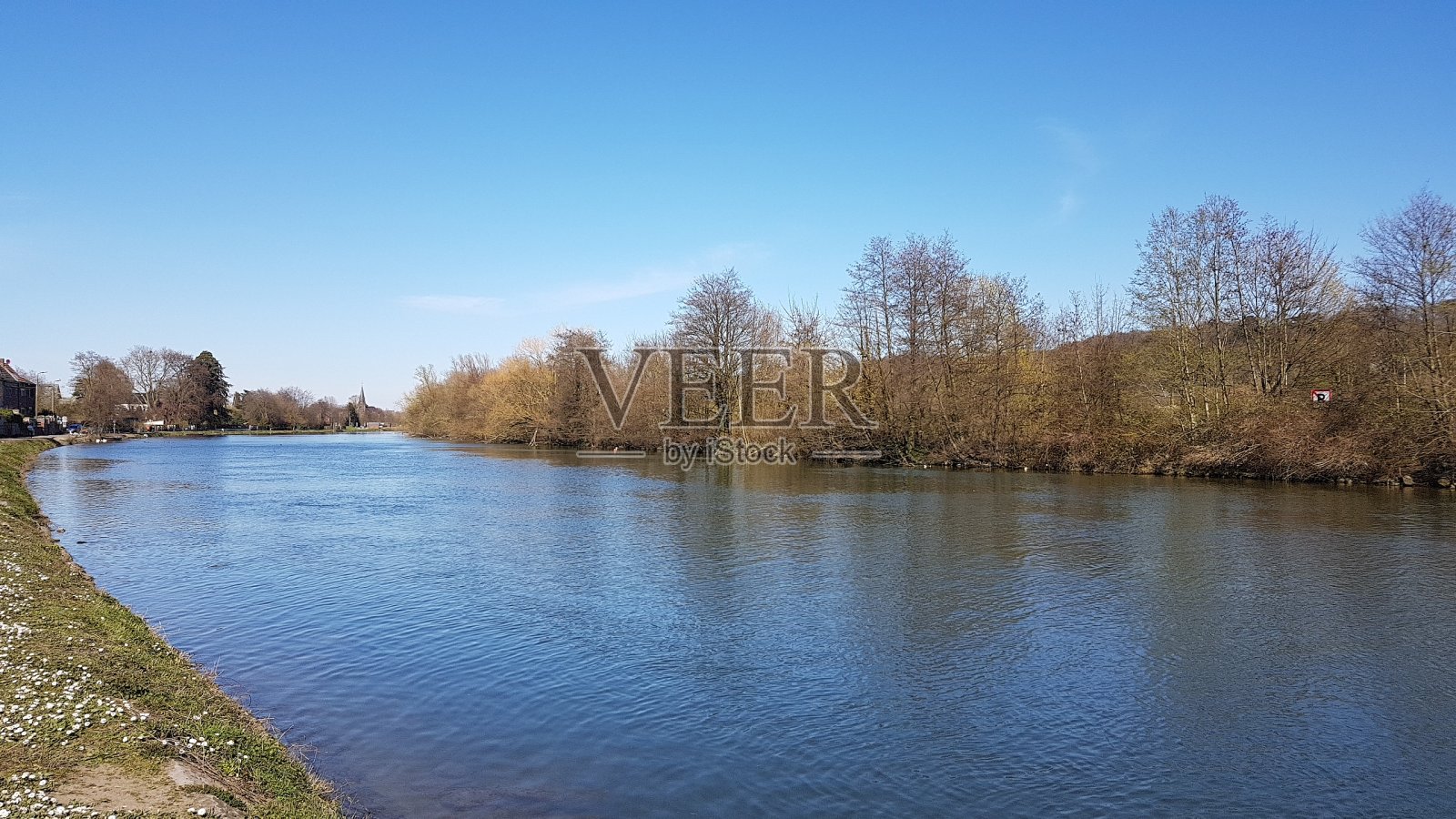 比利时一条安静的河流照片摄影图片