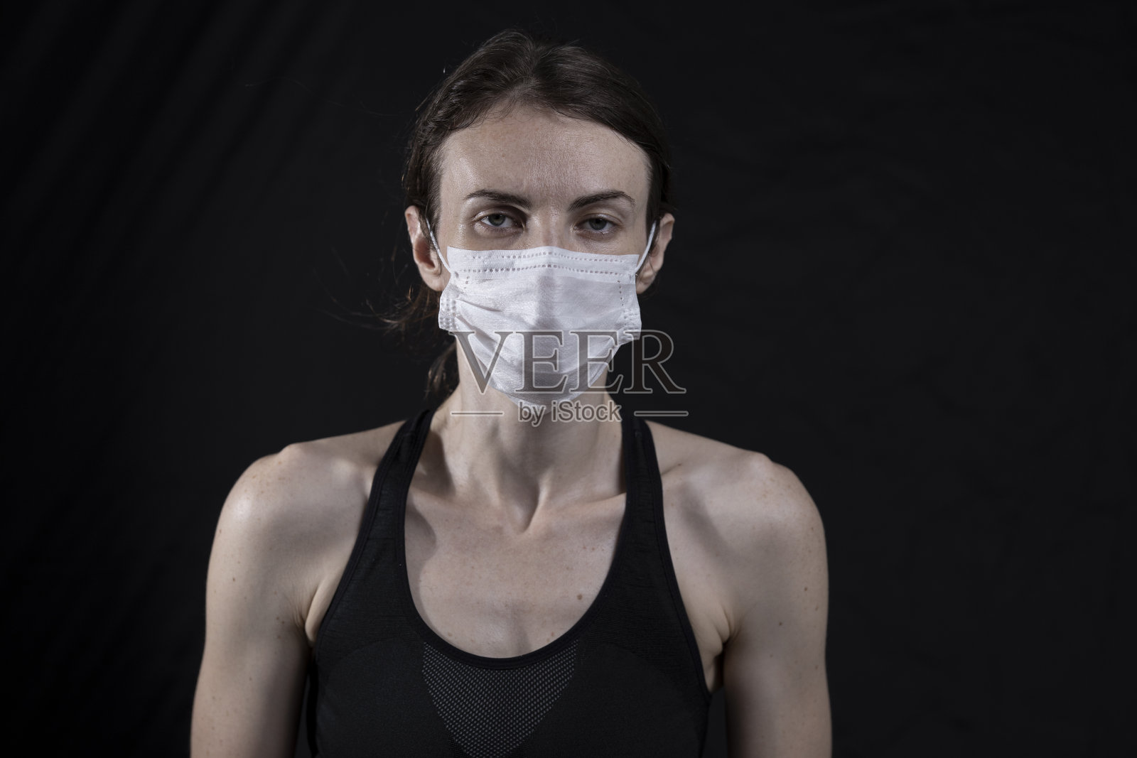 年轻模特戴着冠状病毒口罩照片摄影图片