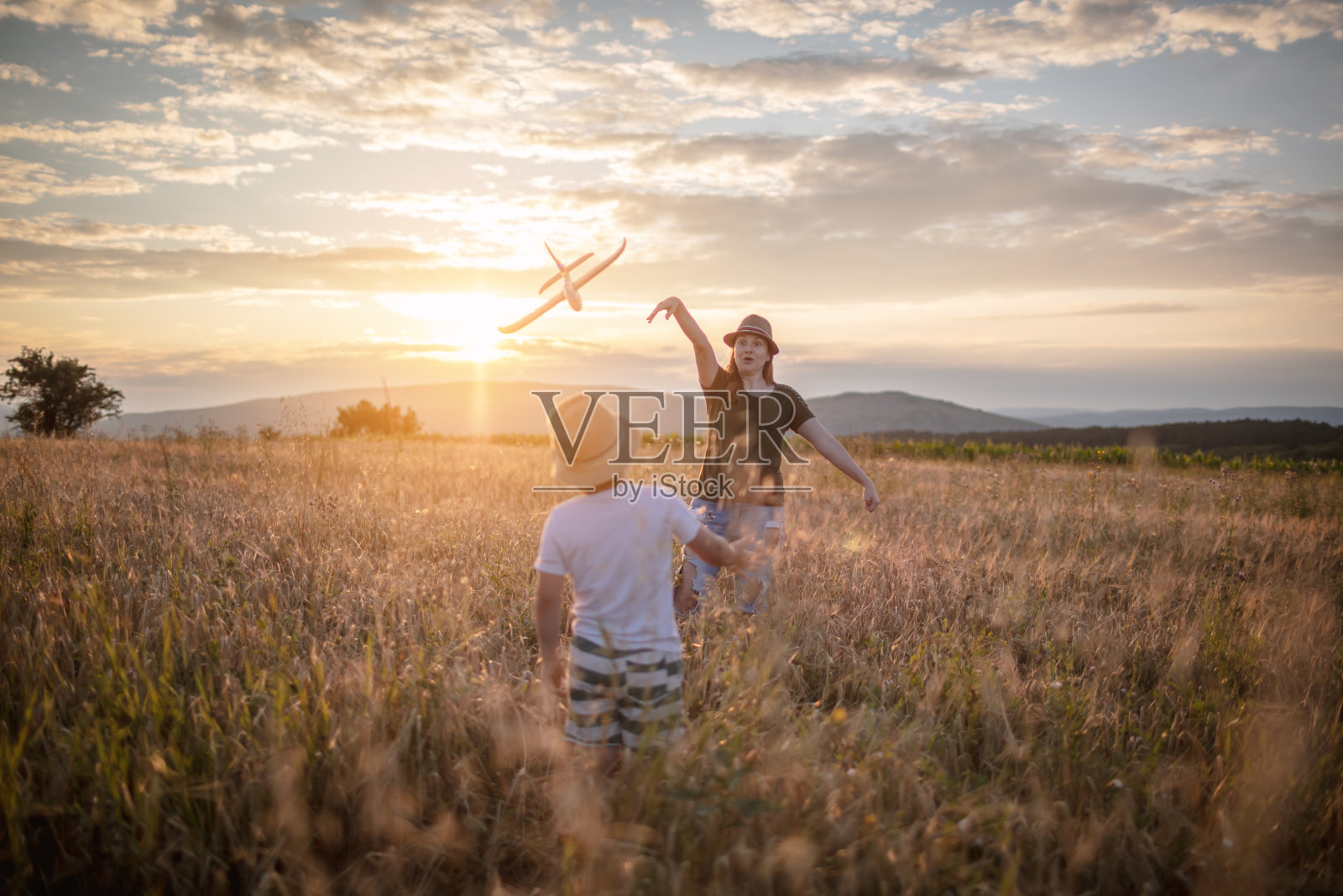 和妈妈在大自然中玩耍照片摄影图片
