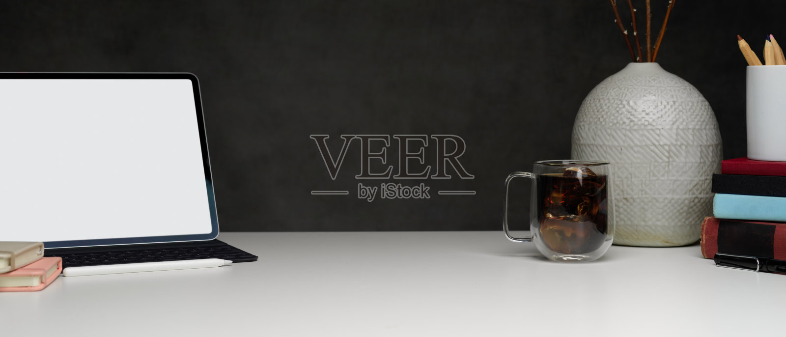 工作空间与平板电脑，用品，装饰和复制空间在白色的桌子上，剪切路径。照片摄影图片