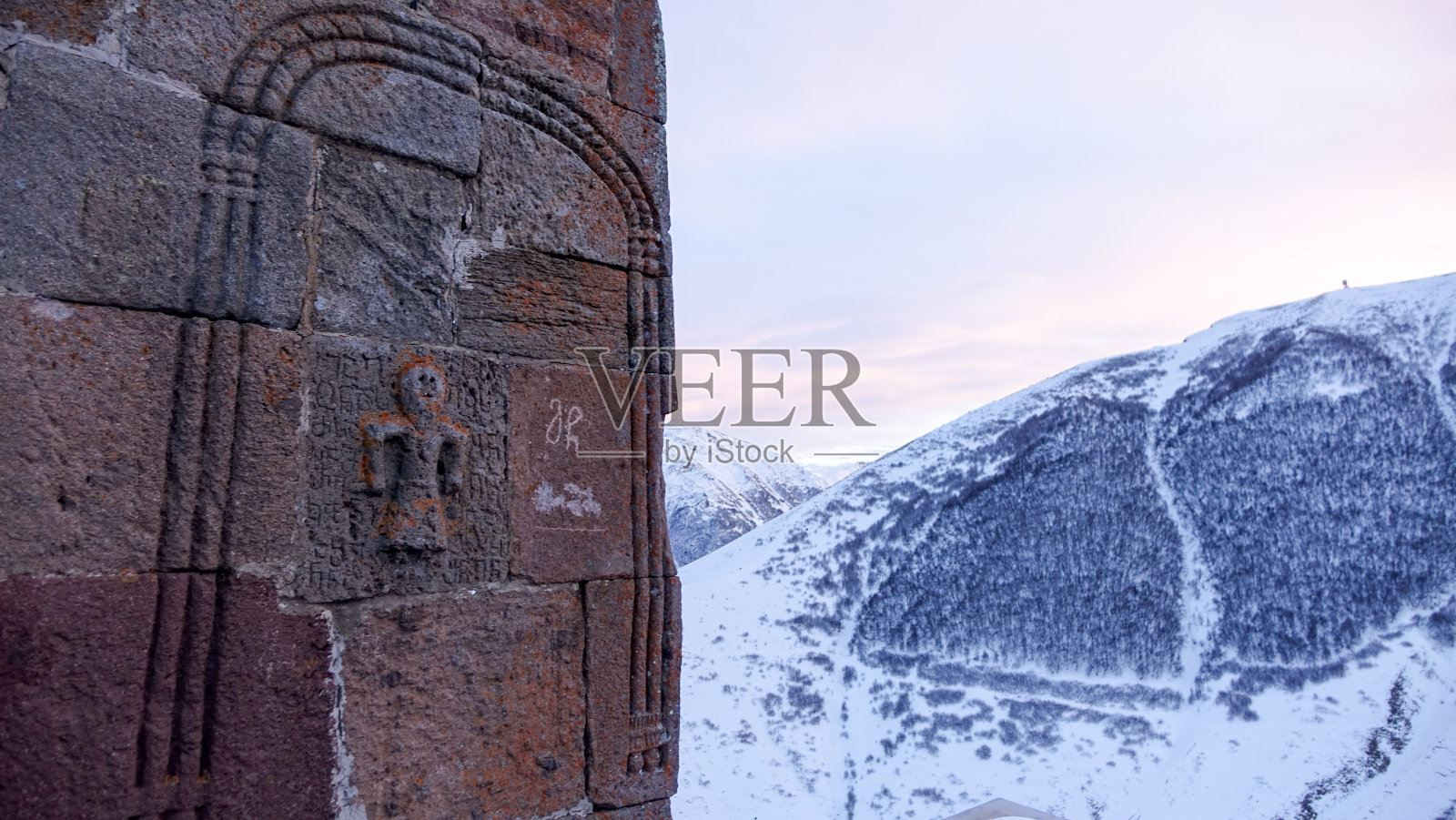 乔治亚州steantsminda附近雪山中的Gergeti三一教堂。照片摄影图片