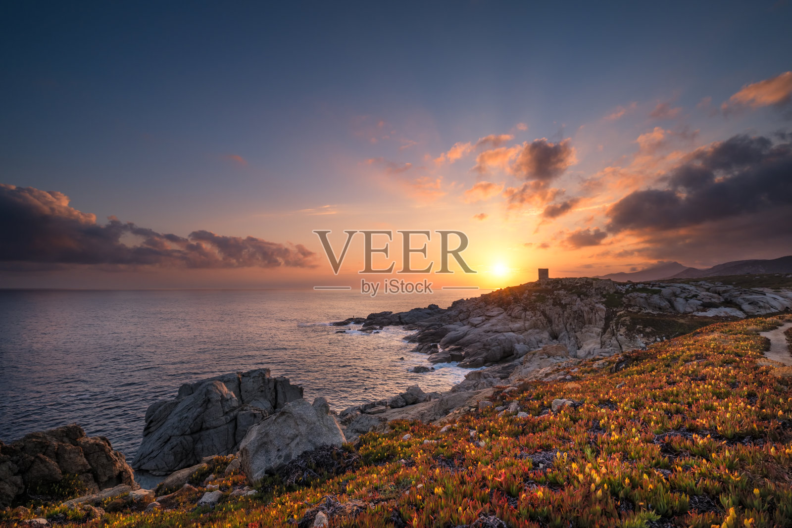 太阳从科西嘉岛的热那亚塔后升起照片摄影图片