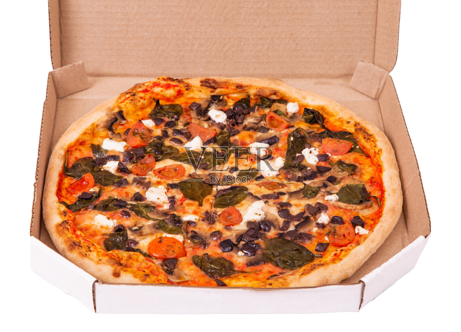 美味的披萨与马苏里拉奶酪，羊乳酪，樱桃番茄，菠菜，蘑菇和卡拉马塔橄榄在纸盒孤立的白色背景，角度视图照片摄影图片