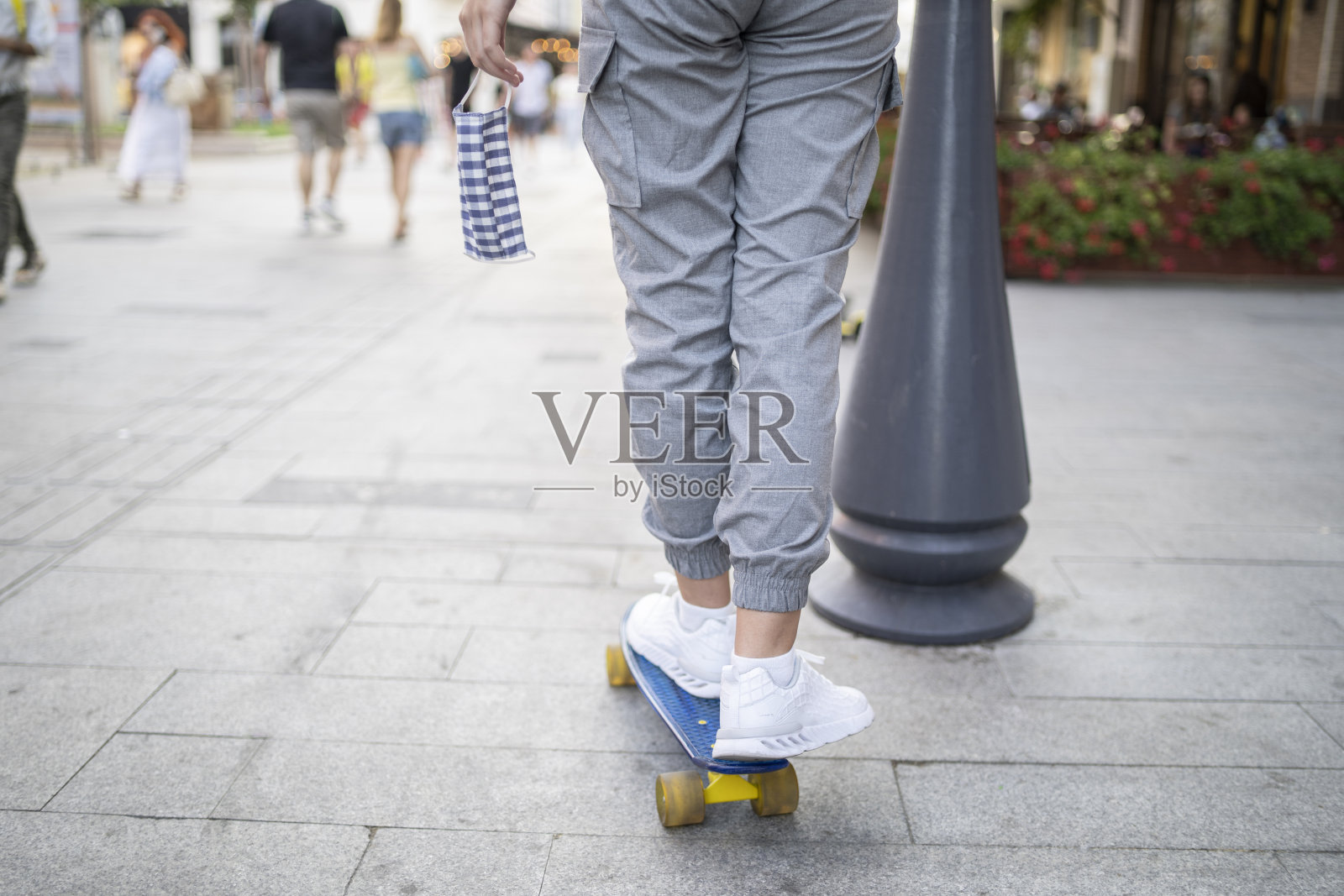 青少年在一个城市里拿着面具滑冰照片摄影图片