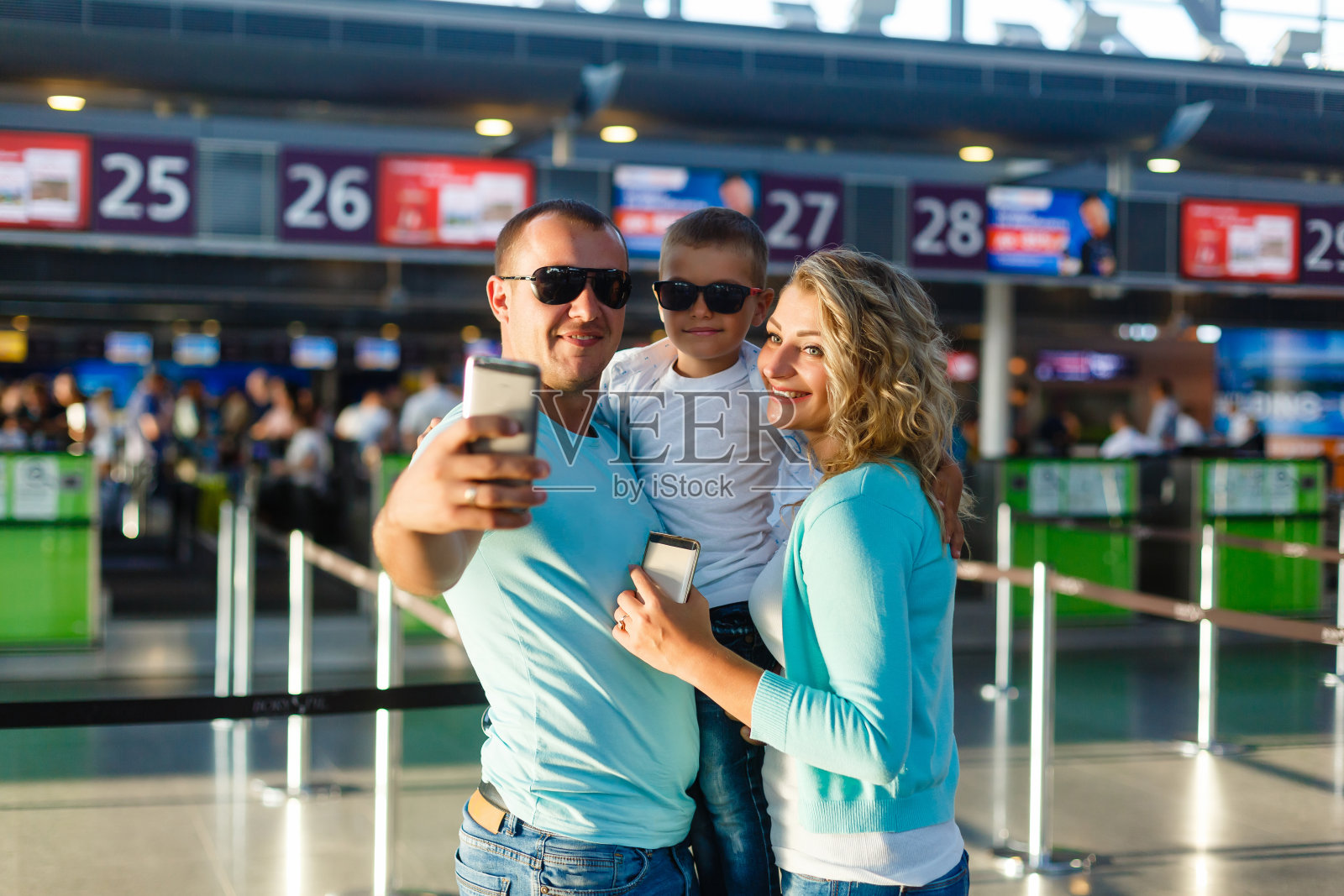 很高兴在一起。一个快乐的家庭在机场享受和等待登机的镜头照片摄影图片