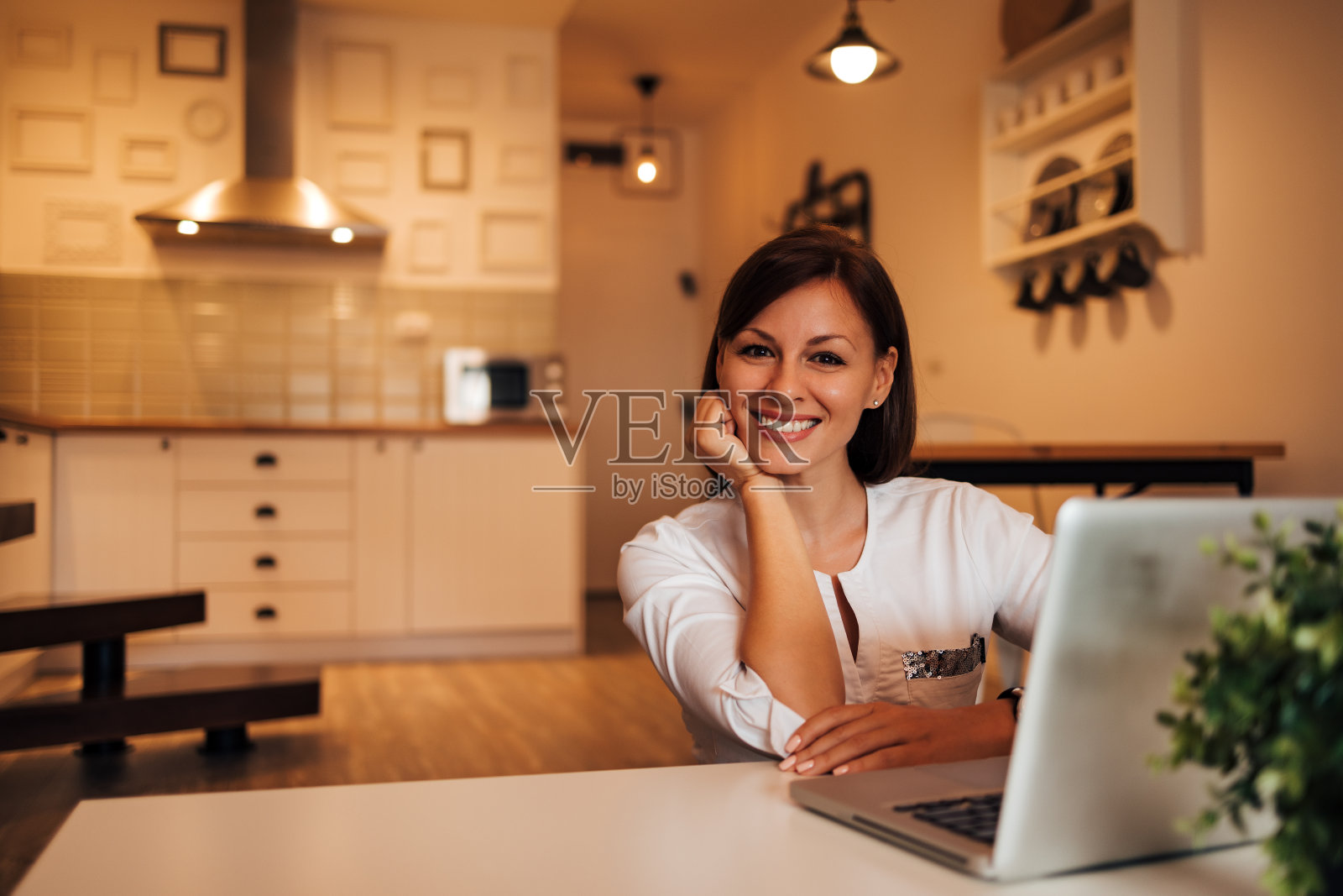 一个在家微笑的女人的肖像。照片摄影图片