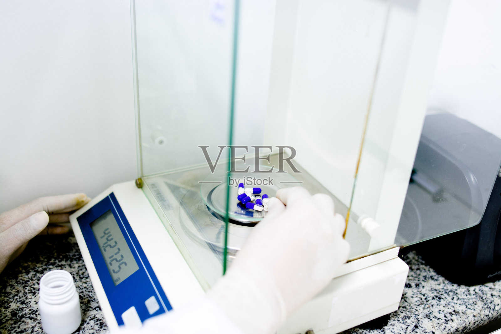 在实验室配制化合物的妇女照片摄影图片