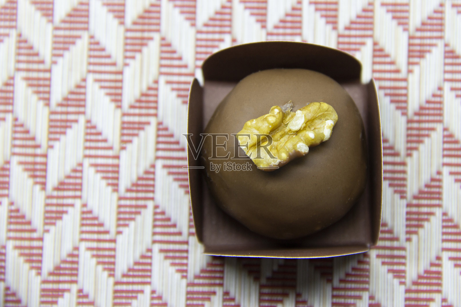 巧克力和栗子夹心糖。孤立。照片摄影图片