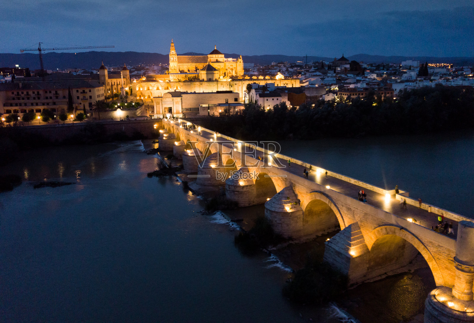 瓜达基维尔河上的罗马桥和科尔多瓦清真寺大教堂的夜景。西班牙照片摄影图片