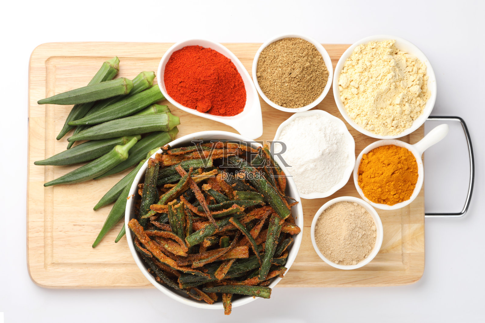 酥脆的秋葵或女士的手指，拉贾斯坦邦的传统菜肴，在白色陶瓷盘子与pudina酸辣酱和番茄酱照片摄影图片